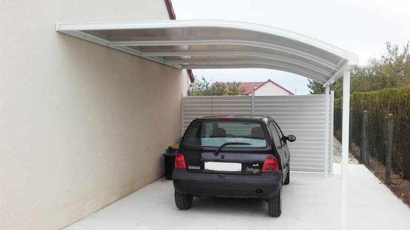 carport voiture blanc adossé