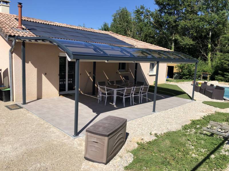 Pose d'un carport Veranco SIB en aluminium pour une ou deux voitures par l'entreprise Heinrich à Mâcon