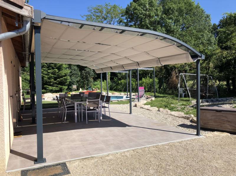 Pose d'un carport Veranco SIB en aluminium pour une ou deux voitures par l'entreprise Heinrich à Mâcon