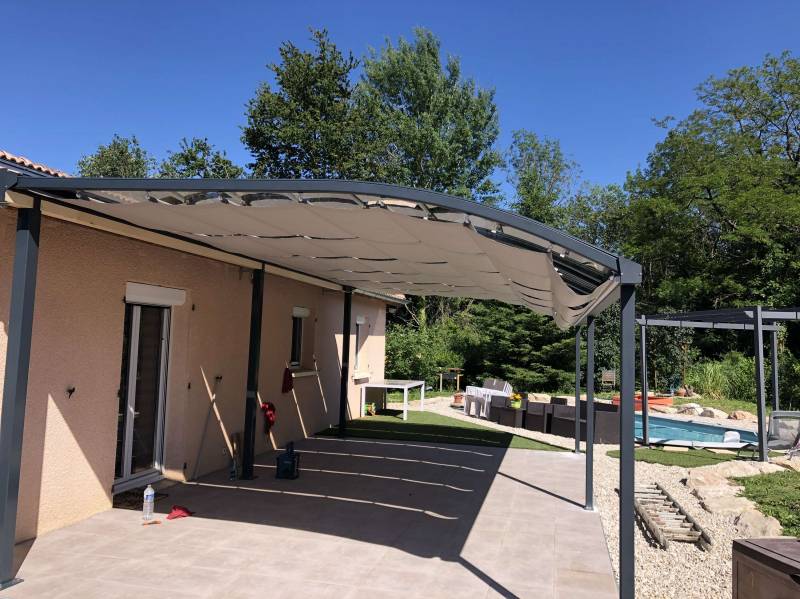 Pose d'un carport Veranco SIB en aluminium pour une ou deux voitures par l'entreprise Heinrich à Mâcon