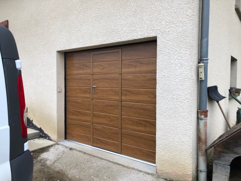 Porte de garage sectionnelle avec portillon à Polliat près de Bourg en Bresse